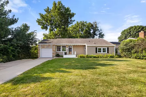 6116 Harwood Dr, Des Moines, IA 50312