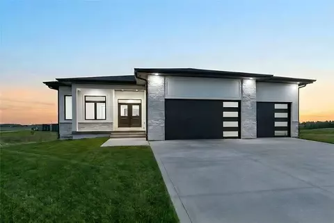 17203 Brookview Dr, Urbandale, IA 50323