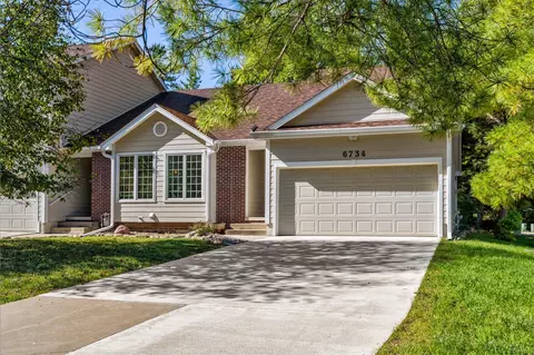 6734 Sutton Cir, Urbandale, IA 50322