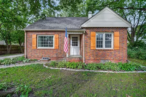 1215 N B St, Indianola, IA 50125