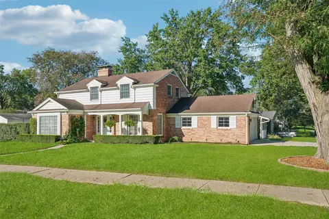 107 N H St, Indianola, IA 50125