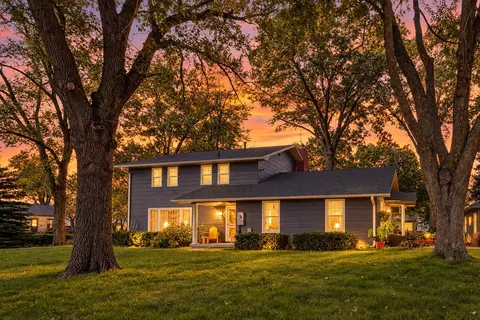 303 Central Dr, Pella, IA 50219