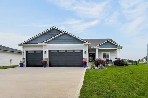 9190 Cody Dr, West Des Moines, IA 50266