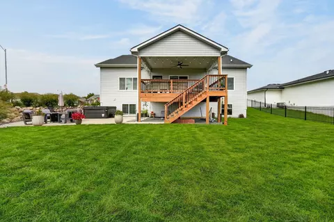 9190 Cody Dr, West Des Moines, IA 50266