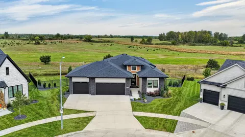 8240 Mahon Ct, Johnston, IA 50131