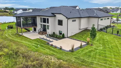8240 Mahon Ct, Johnston, IA 50131