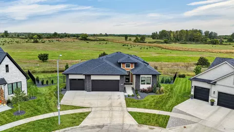 8240 Mahon Ct, Johnston, IA 50131