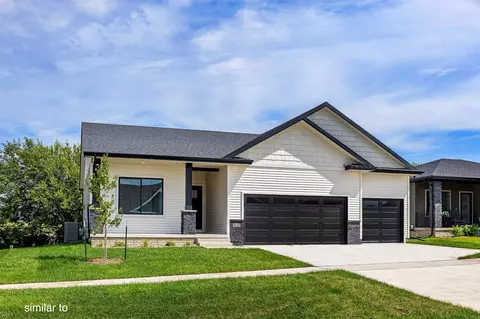 8216 Mahon Ct, Johnston, IA 50131