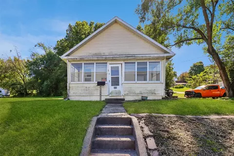 305 E Division St, Colfax, IA 50054