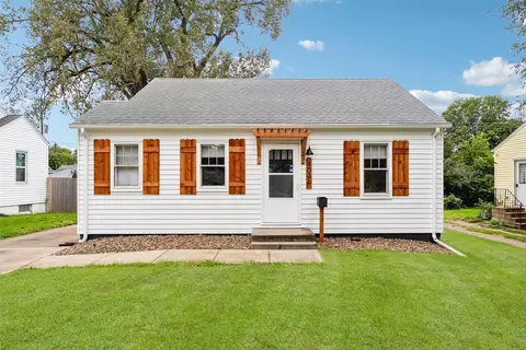 4036 Oxford St, Des Moines, IA 50313