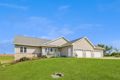 9992 S 112th Ave W, Prairie City, IA 50228