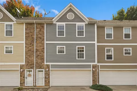 1139 Redstone Ln, Pleasant Hill, IA 50327