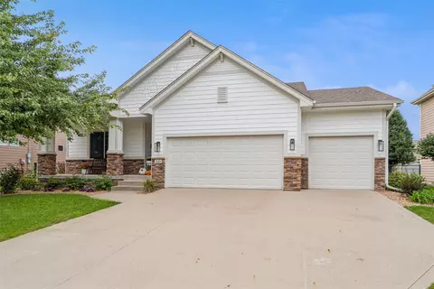 243 S 85th St, West Des Moines, IA 50266