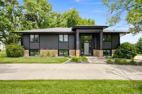 15721 Meredith Dr, Urbandale, IA 50323