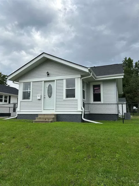 815 N 7th Ave W, Newton, IA 50208