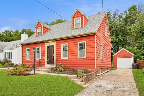 4227 Northwest Dr, Des Moines, IA 50310
