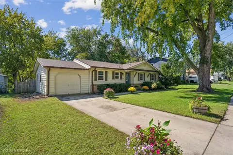 Exterior - 8644 Summit Dr, Clive, IA 50325 photo 2 of 6