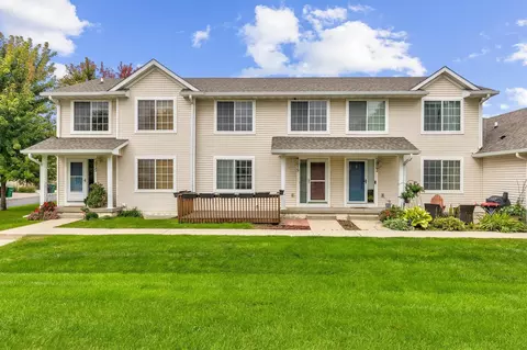 5819 S Glenstone Ct, Johnston, IA 50131