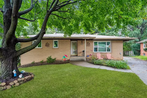3629 Oakcrest Dr, Des Moines, IA 50310