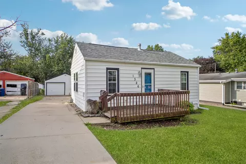 1326 Bundy St, Des Moines, IA 50315