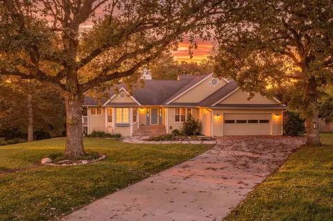 6916 Capitol View Ct, Johnston, IA 50131