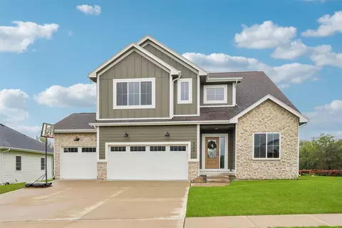 923 Lynne Dr, Adel, IA 50003