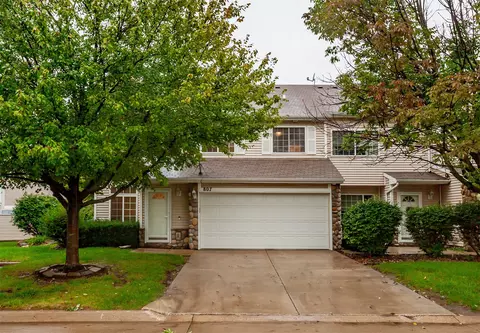 3799 Village Run Dr #807, Des Moines, IA 50317