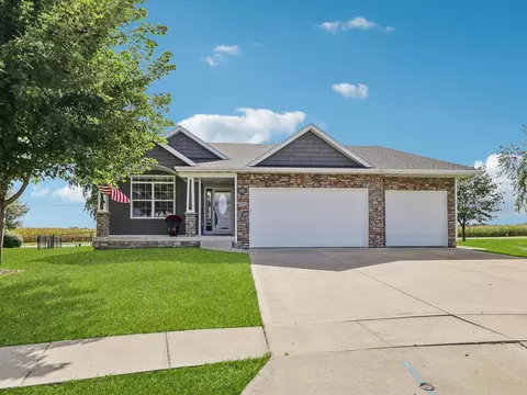 2455 E Highview Dr, Des Moines, IA 50320