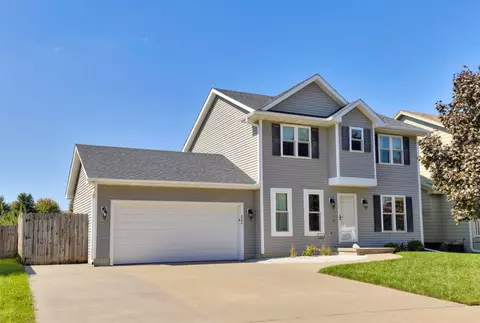 2004 Country Cove Ln, Altoona, IA 50009