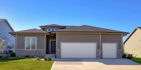 8916 Beery Pl, Johnston, IA 50131