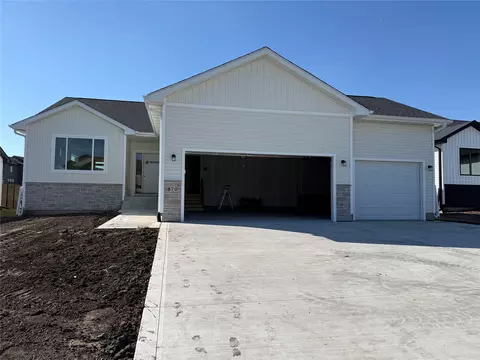 870 11th St, Waukee, IA 50263
