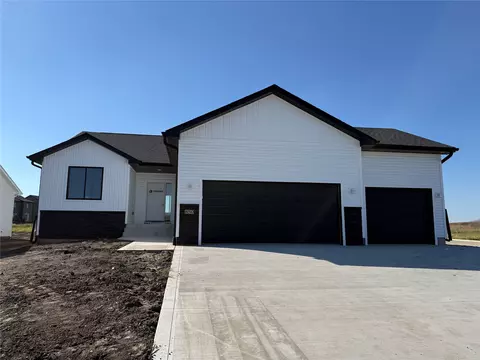 850 11th St, Waukee, IA 50263