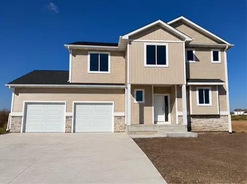 1185 Prairie Village Ct, Waukee, IA 50263