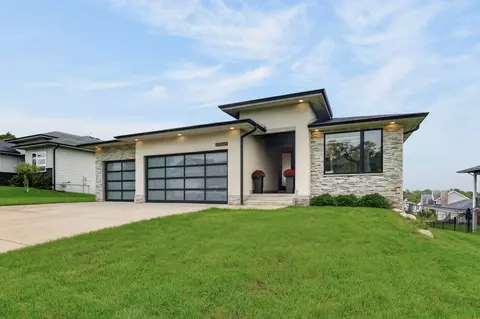 645 Daybreak Dr, Waukee, IA 50263