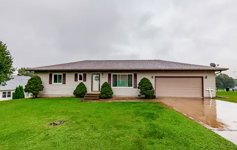 210 E 24th St S, Newton, IA 50208