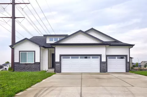 5532 147th St, Urbandale, IA 50323