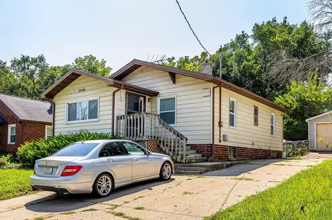 2004 E 33rd St, Des Moines, IA 50317