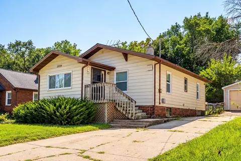 2004 E 33rd St, Des Moines, IA 50317
