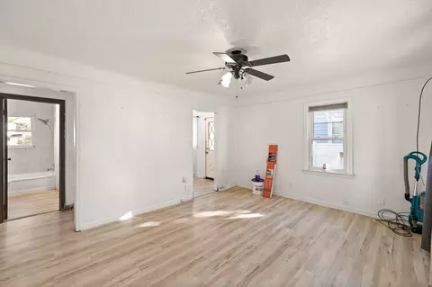 2904 Maple St, Des Moines, IA 50317