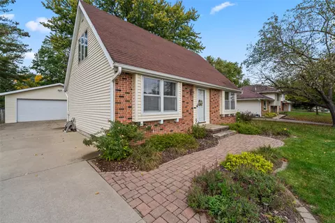 2222 Camelot Ct, Altoona, IA 50009