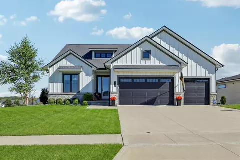 2605 Sunflower Dr, Waukee, IA 50263