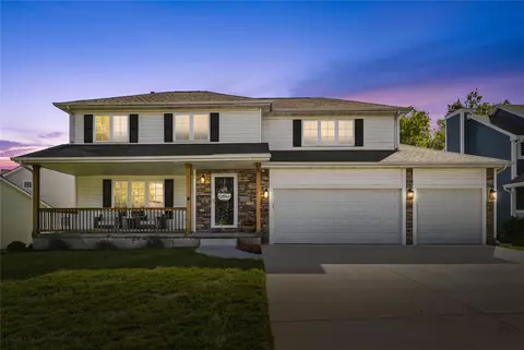 9804 Laguna Dr, Johnston, IA 50131