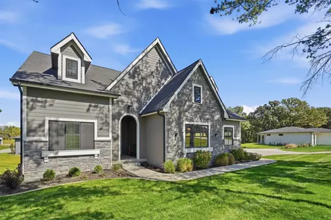 7337 NW Beaver Dr, Johnston, IA 50131
