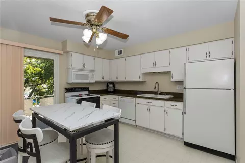 4203 62nd St #6, Urbandale, IA 50322
