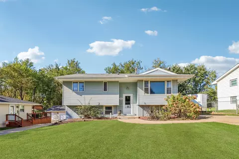 305 N 10th St, Indianola, IA 50125