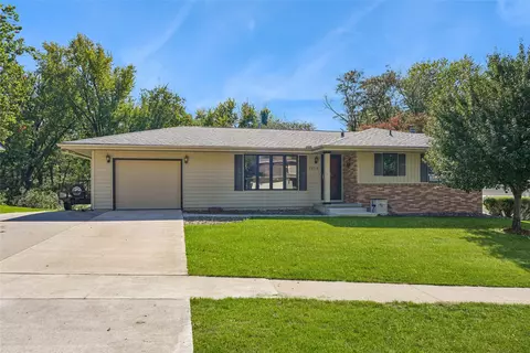 1305 W Clinton Ave, Indianola, IA 50125
