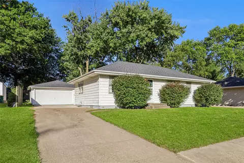 405 N 10th St, Indianola, IA 50125
