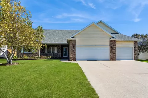1895 Andrews Dr, Pleasant Hill, IA 50327