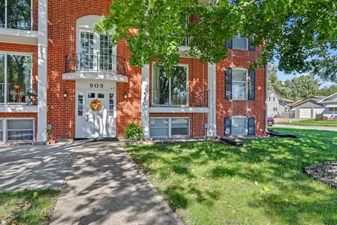909 W First St #7, Pella, IA 50219