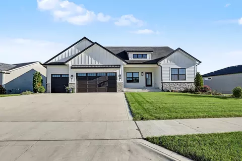 16319 Ironwood Ln, Urbandale, IA 50323